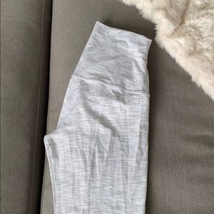 Wonder Under Scalloped edge gray and white stripes